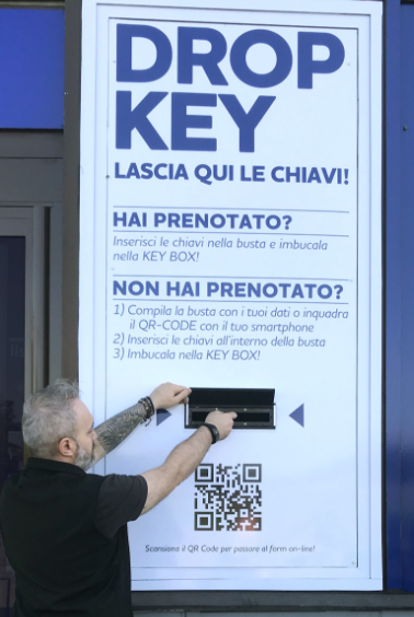 Inserisci le chiavi nella busta e imbucala nella Keybox